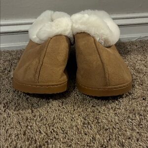 Cozy Tan Slippers with White Fur Lining